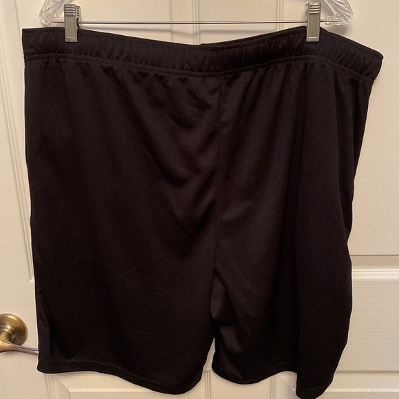 T mens Old Navy solid black stretch active shorts. XXL - Picture 2 of 3
